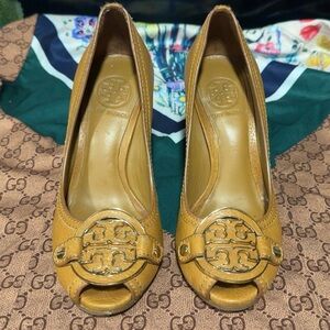 Tory Burch Leather Sally Peep Toe Logo Brown Tan Gold Wedge Pumps Heels Size 5
